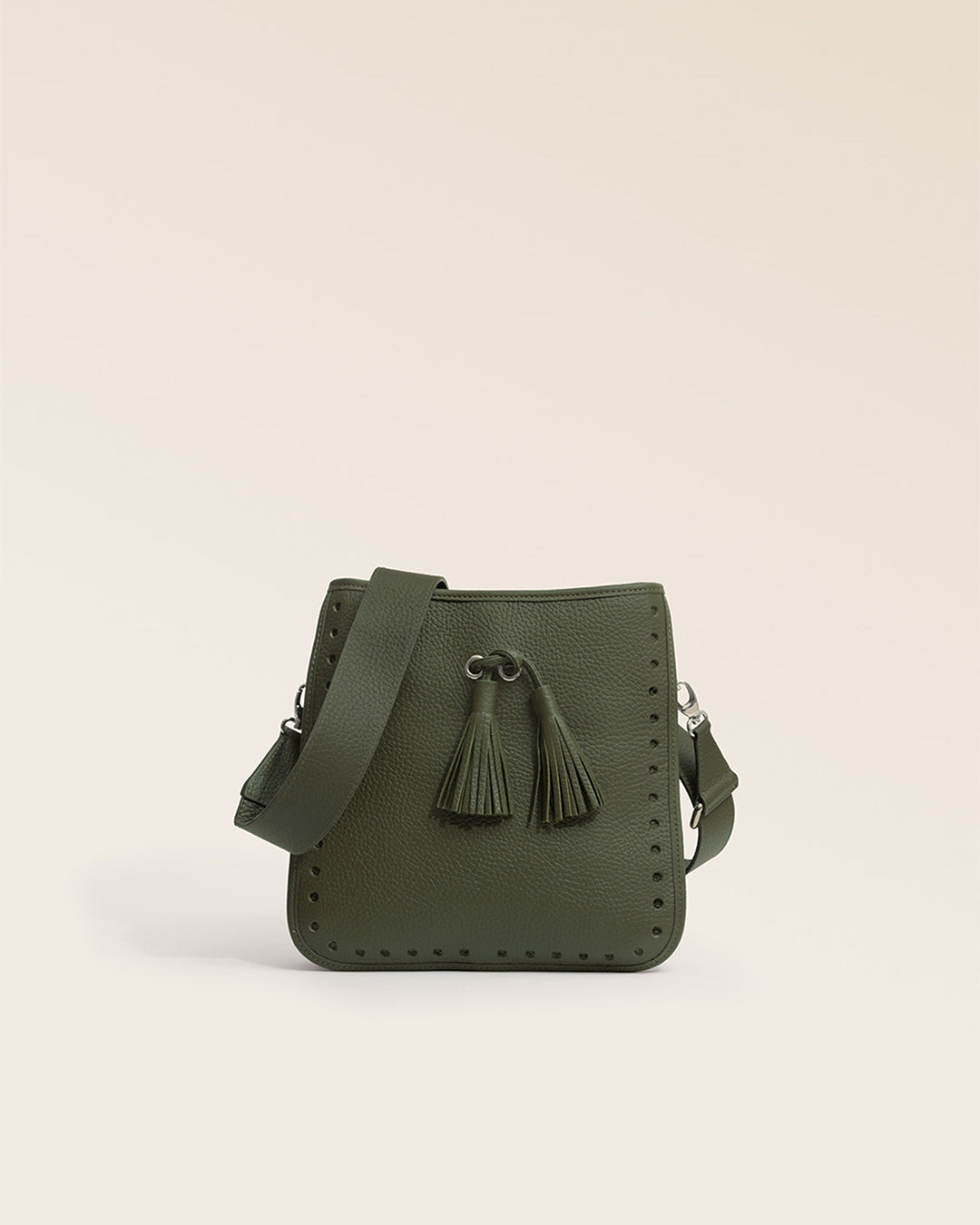Notre sac Tilbury Renouard en cuir façon vigogne kaki, vu de face en studio.
