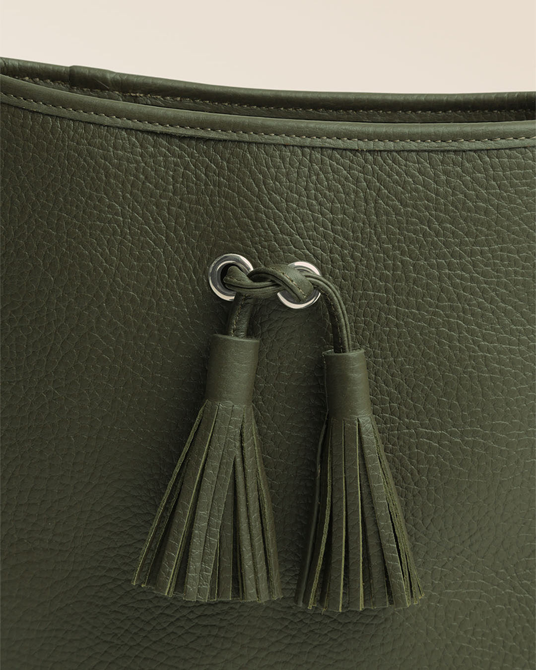 Notre sac Tilbury Renouard en cuir façon vigogne kaki, vu de près en studio.