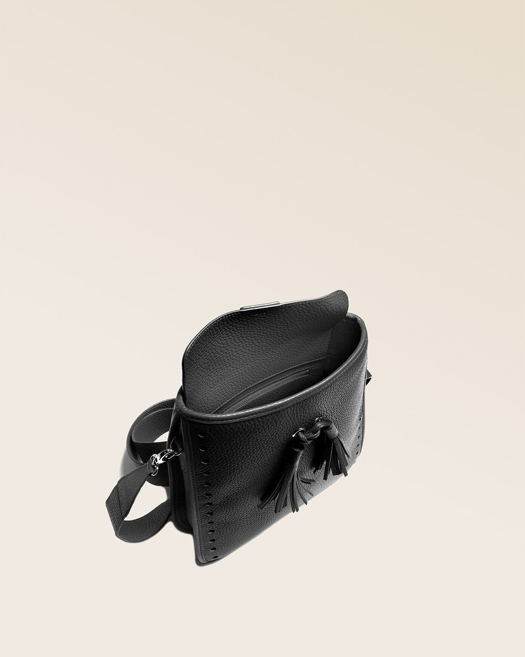 Notre sac Tilbury en cuir façon vigogne noir vu de dessus.