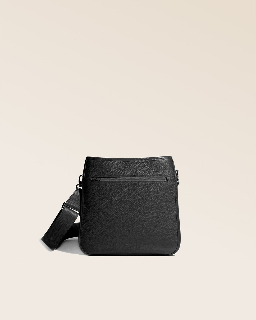 Notre sac Tilbury en cuir façon vigogne noir vu de dos.