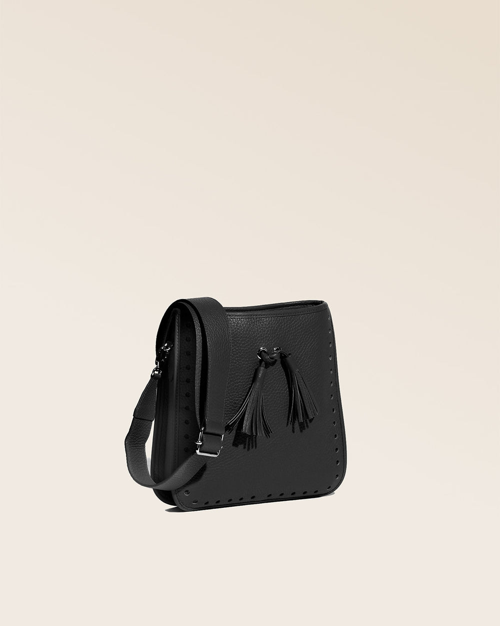 Notre sac Tilbury en cuir façon vigogne noir vu de quart.