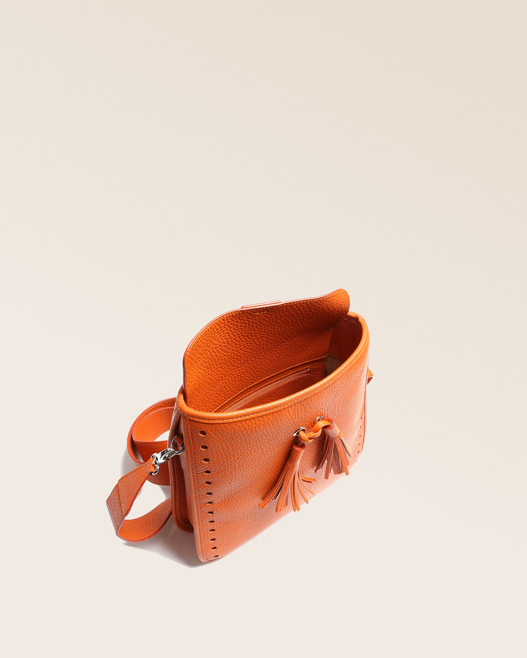 Notre sac Tilbury en cuir façon vigogne orange vu de dessus.