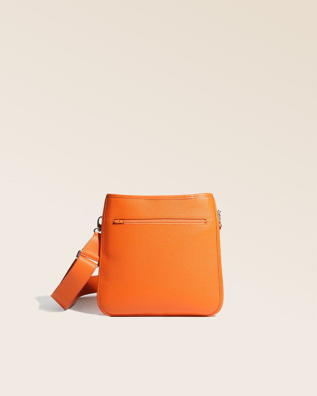 Notre sac Tilbury en cuir façon vigogne orange vu de dos.