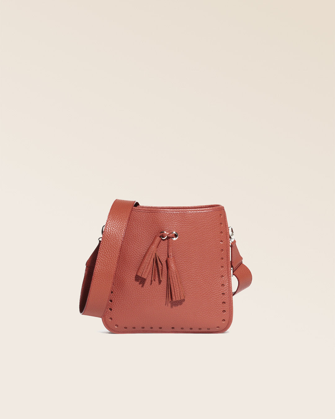 Notre sac Tilbury en cuir façon vigogne terracotta vu de face.