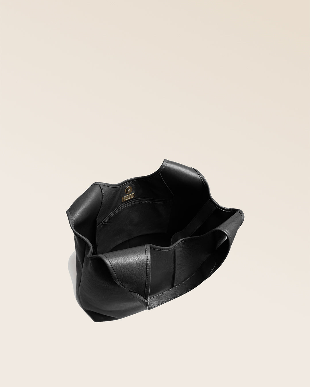 Notre sac Valentine Renouard en cuir lisse noir, vu du dessus en studio.