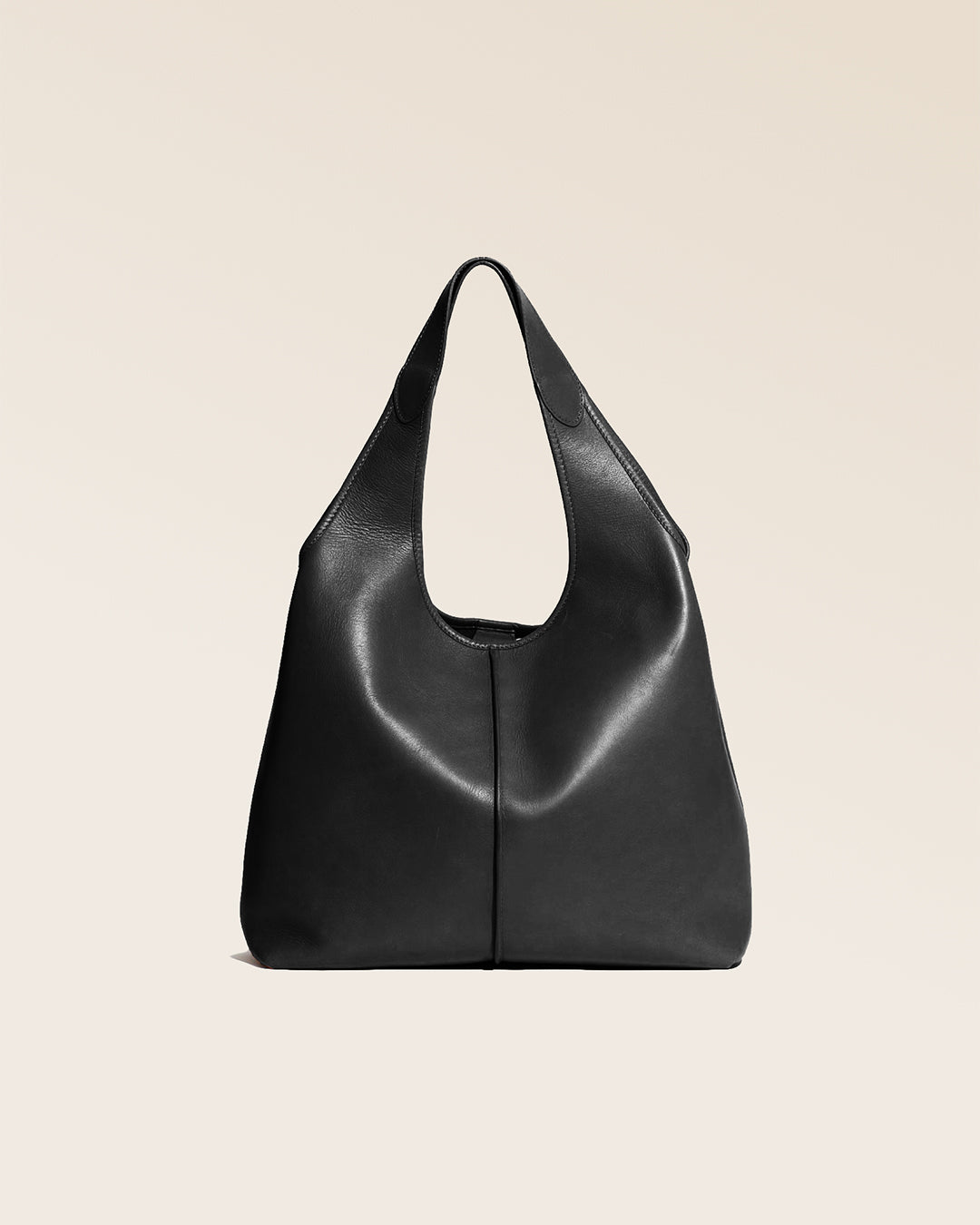 Notre sac Valentine Renouard en cuir lisse noir, vu de face en studio.