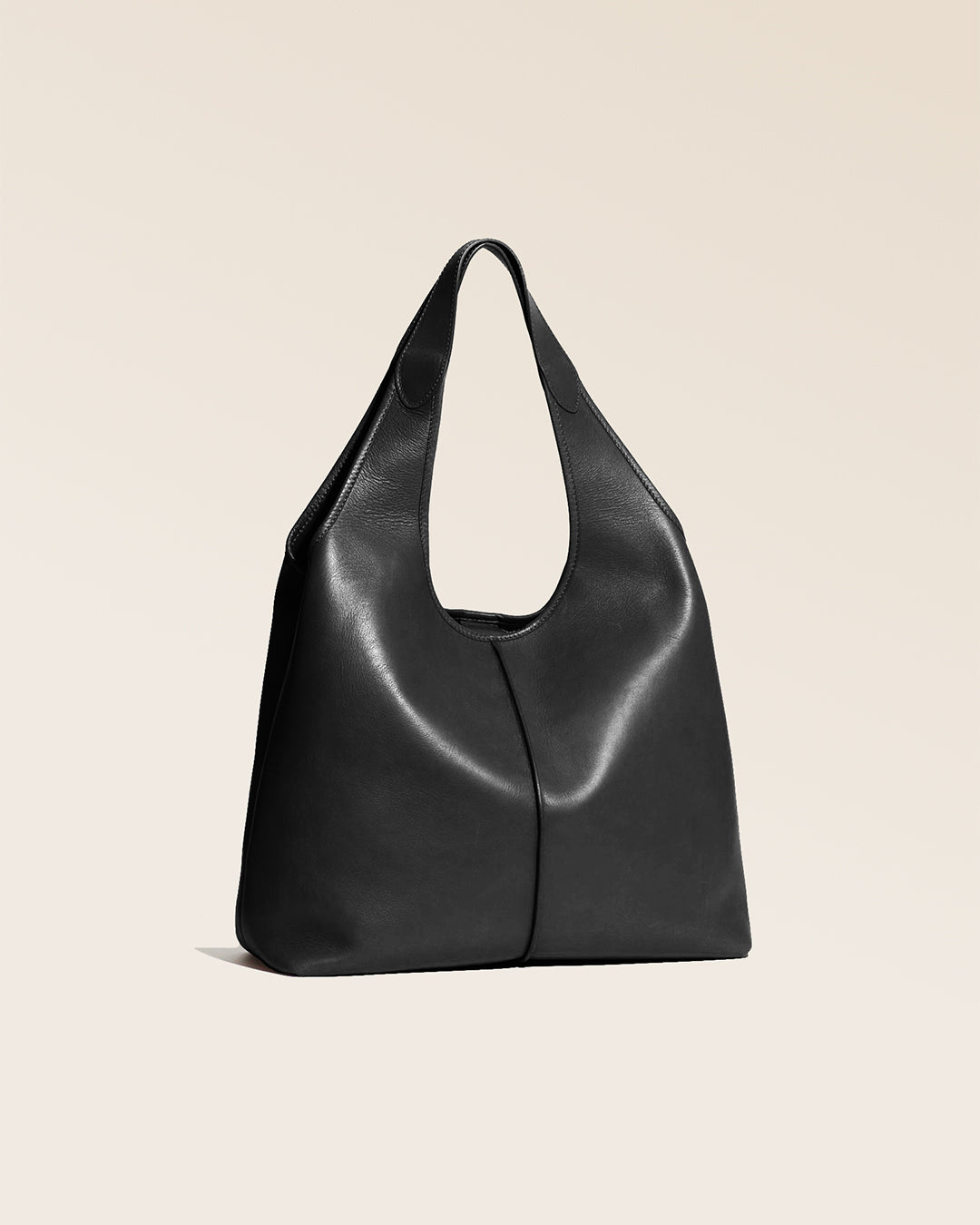 Notre sac Valentine Renouard en cuir lisse noir, vu de quart en studio.