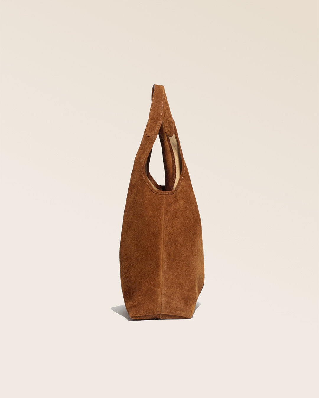 Notre sac Valentine en cuir veau velours noisette vu de côté.