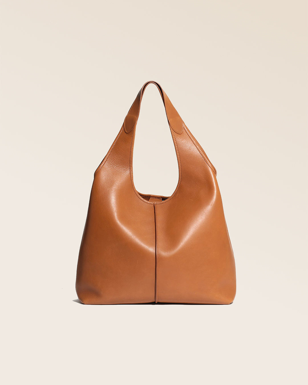 Notre sac Valentine Renouard, en cuir vintage camel, vu de face en studio.