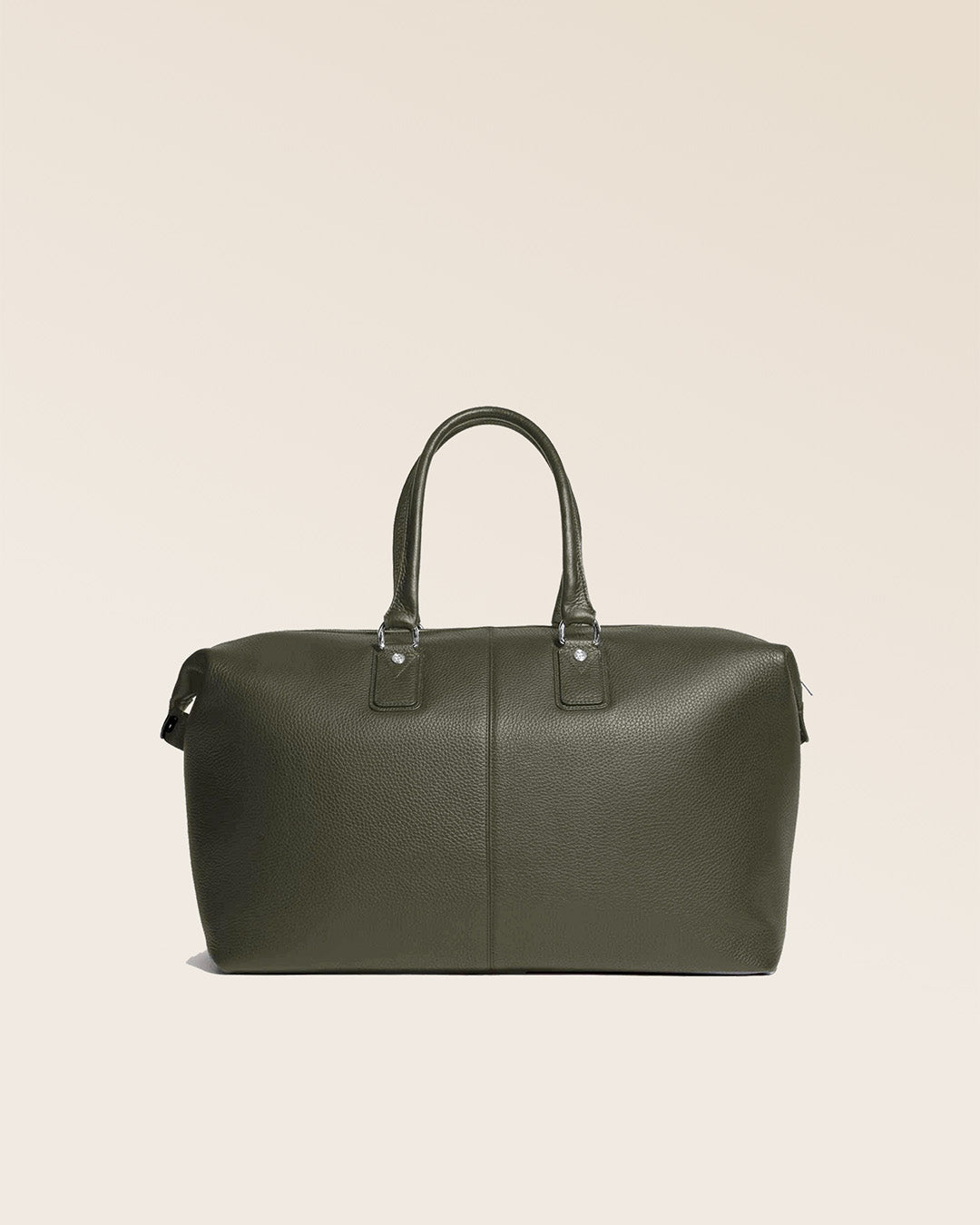 Notre sac de voyage Escapade grand modèle en cuir façon vigogne kaki vu de dos en studio.