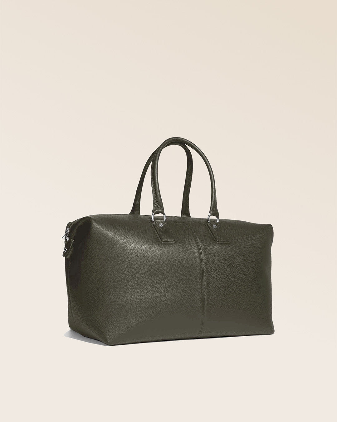 Notre sac de voyage Escapade grand modèle en cuir façon vigogne kaki vu de quart en studio.
