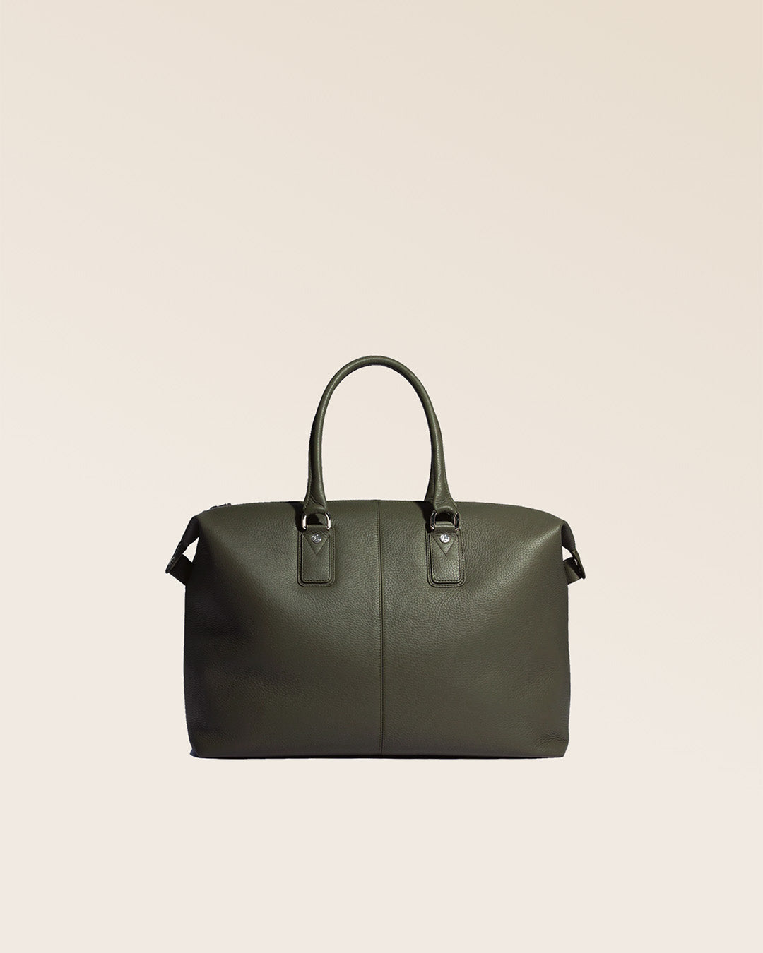 Notre sac de voyage Escapade petit modèle en cuir façon vigogne kaki vu de dos en studio.