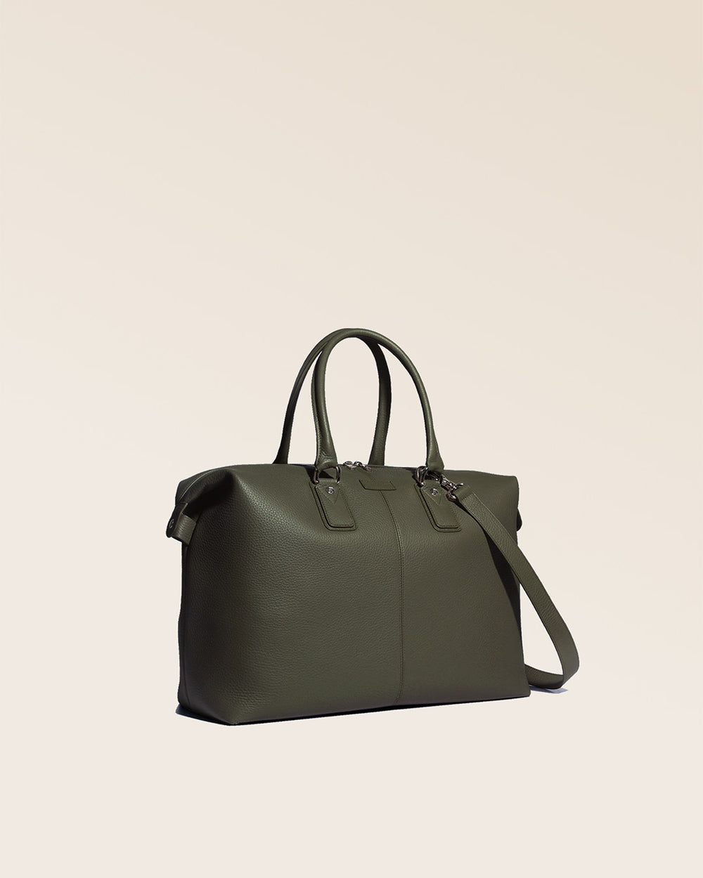 Notre sac de voyage Escapade petit modèle en cuir façon vigogne kaki vu de quart en studio.