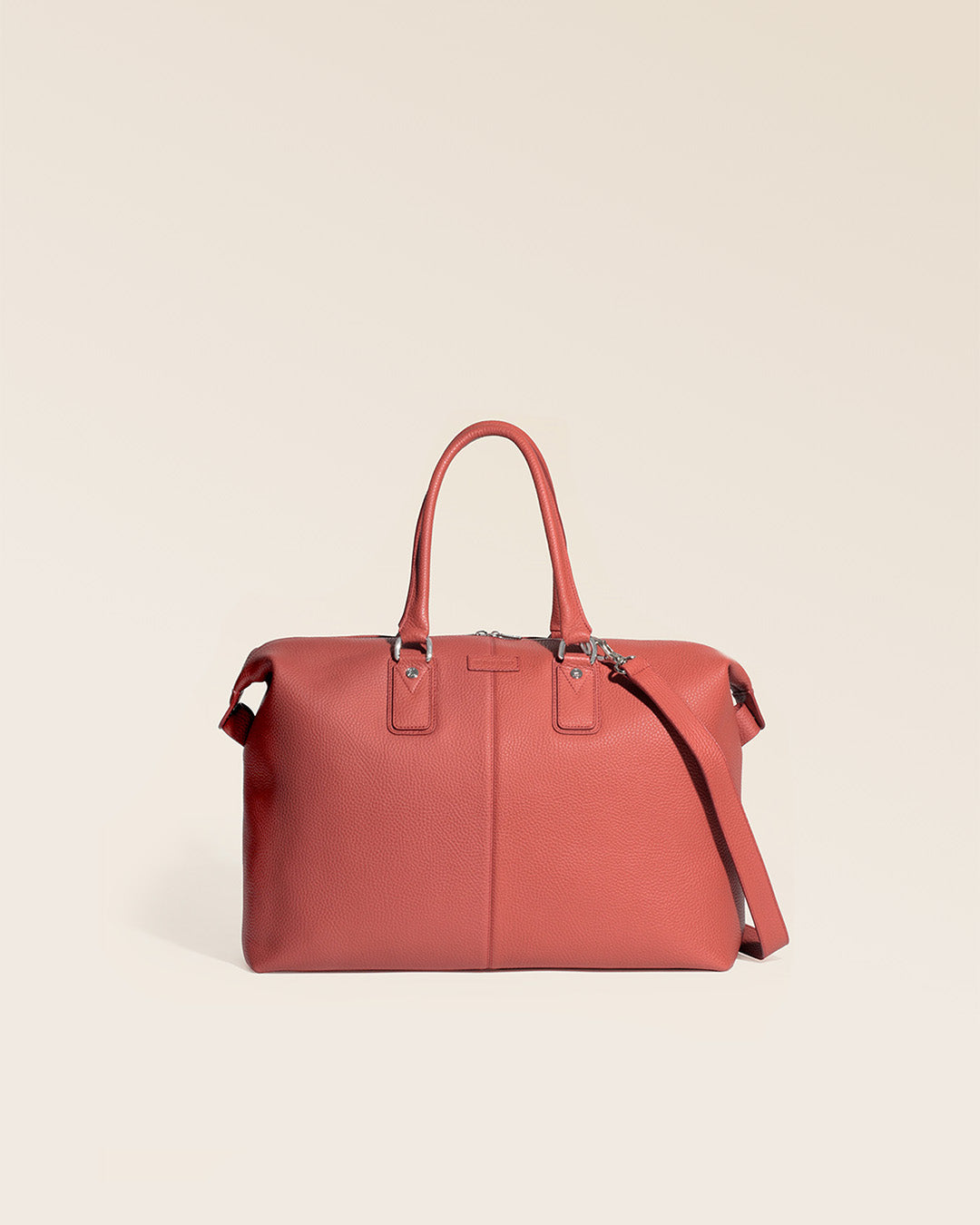 Notre sac Escapade petit modèle en cuir façon vigogne terracotta vu de face en studio.