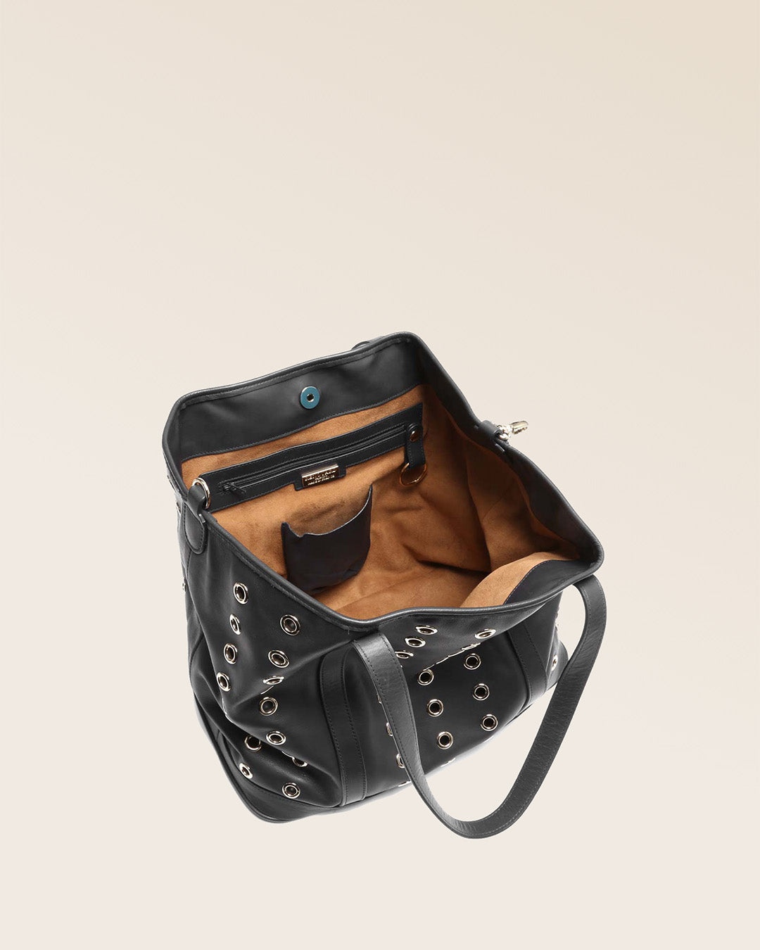 Notre sac Zanzibar en cuir lisse noir vu du dessus en studio.