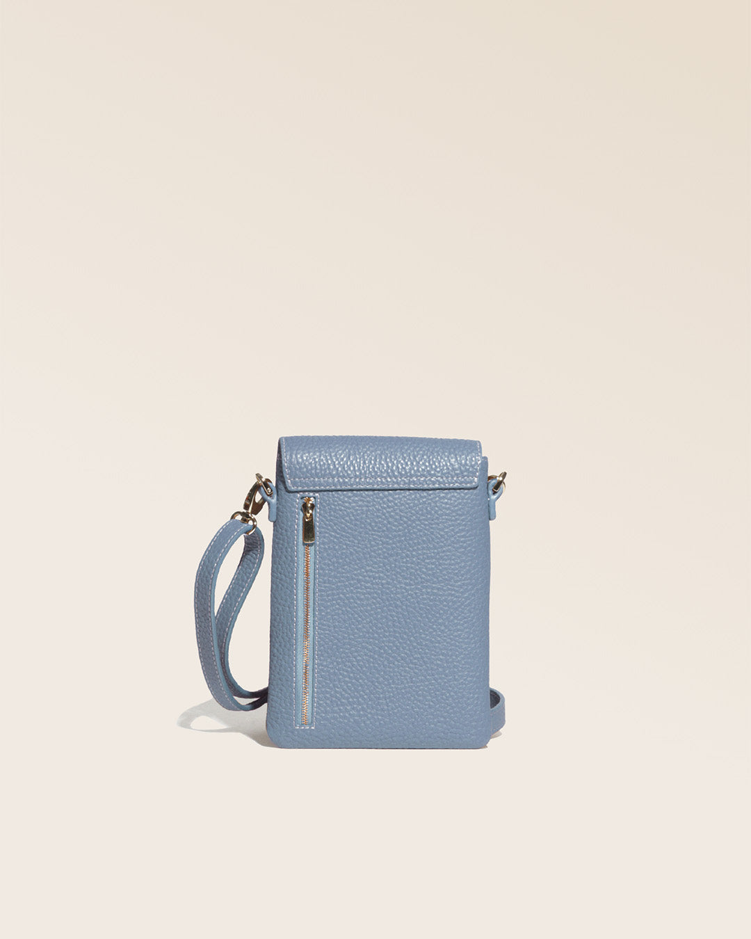 Notre sac pochette Goéland en cuir façon vigogne bleu cobalt vue de dos en studio.