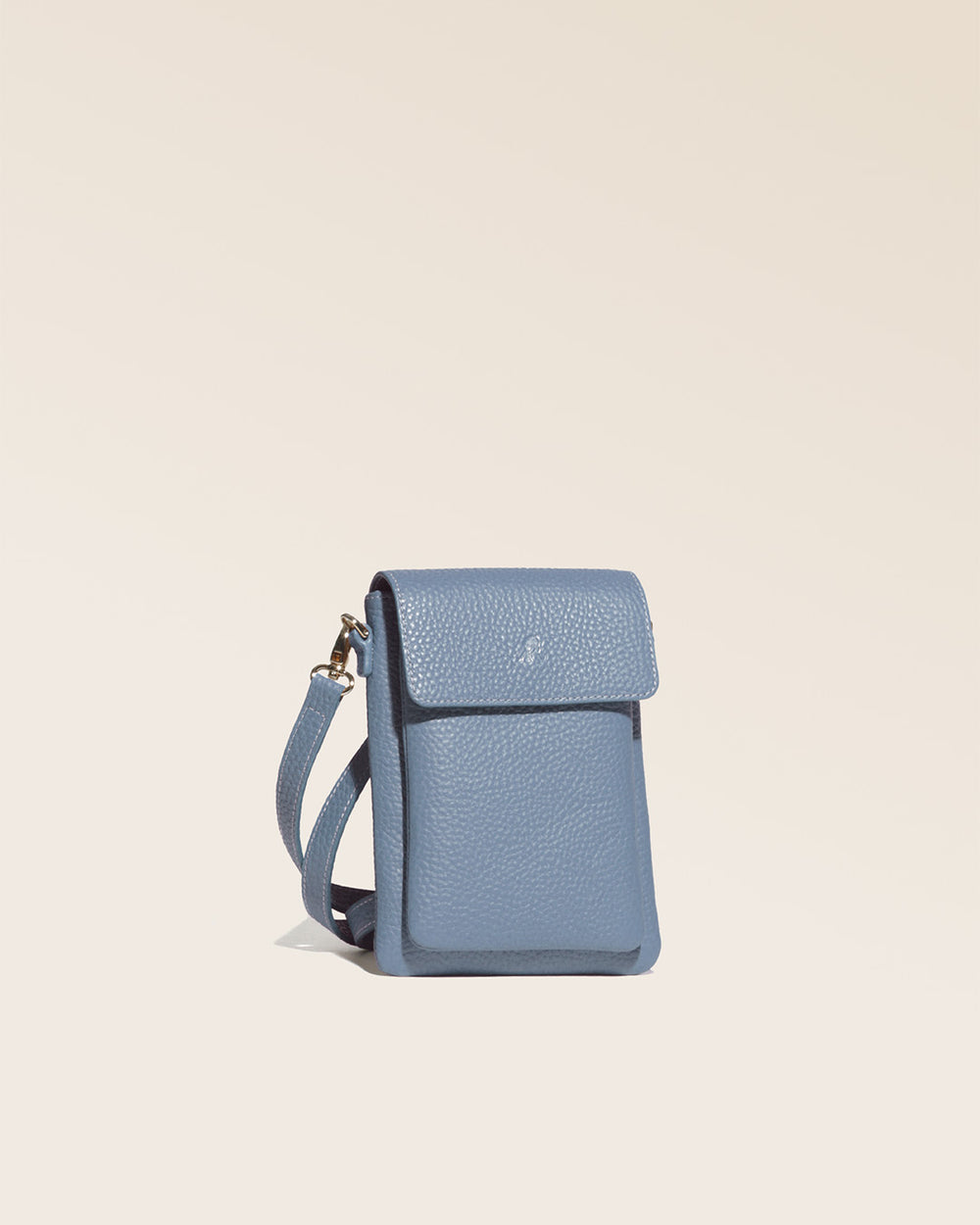 Notre sac pochette Goéland en cuir façon vigogne bleu cobalt vue de quart en studio.