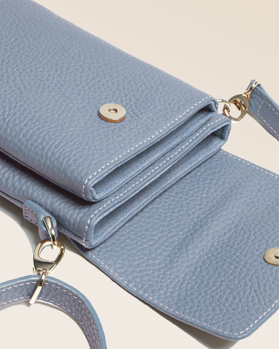 Notre sac pochette Goéland en cuir façon vigogne bleu cobalt vue de près en studio.