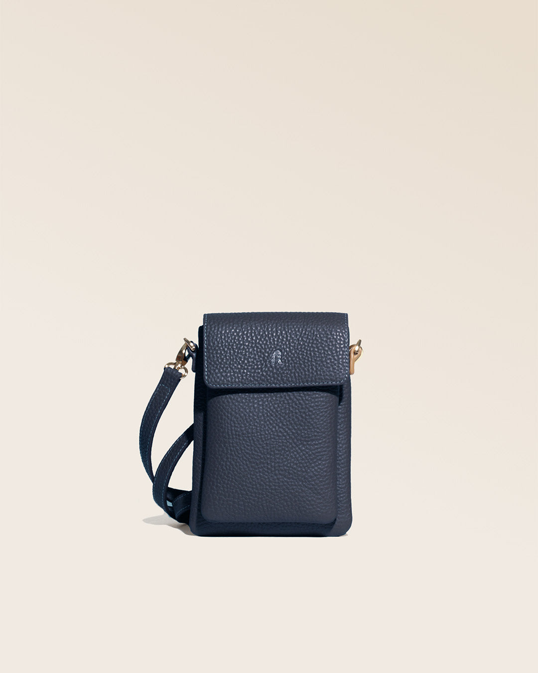 Notre sac pochette Goéland en cuir façon vigogne bleu marine vue de face en studio.