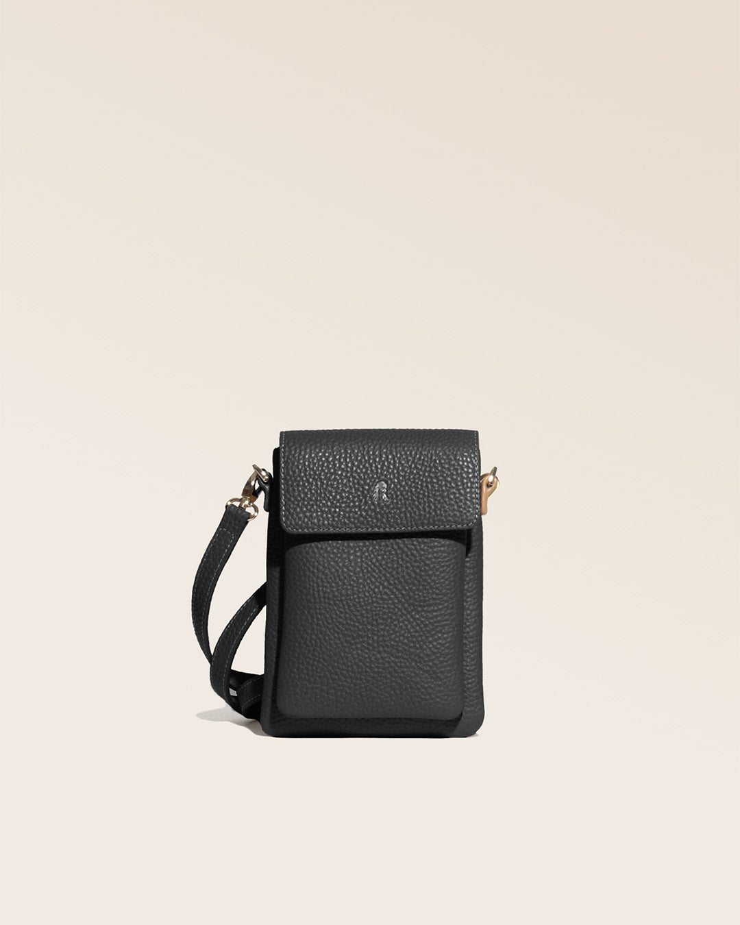 Notre sac pochette Goéland en cuir façon vigogne noir vue de face en studio.