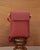Notre sac pochette Goéland Renouard en cuir façon vigogne terracotta, vue de face en ambiance.