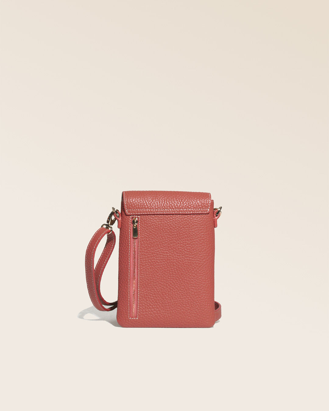 Notre sac pochette Goéland Renouard en cuir façon vigogne terracotta, vue de dos en studio.