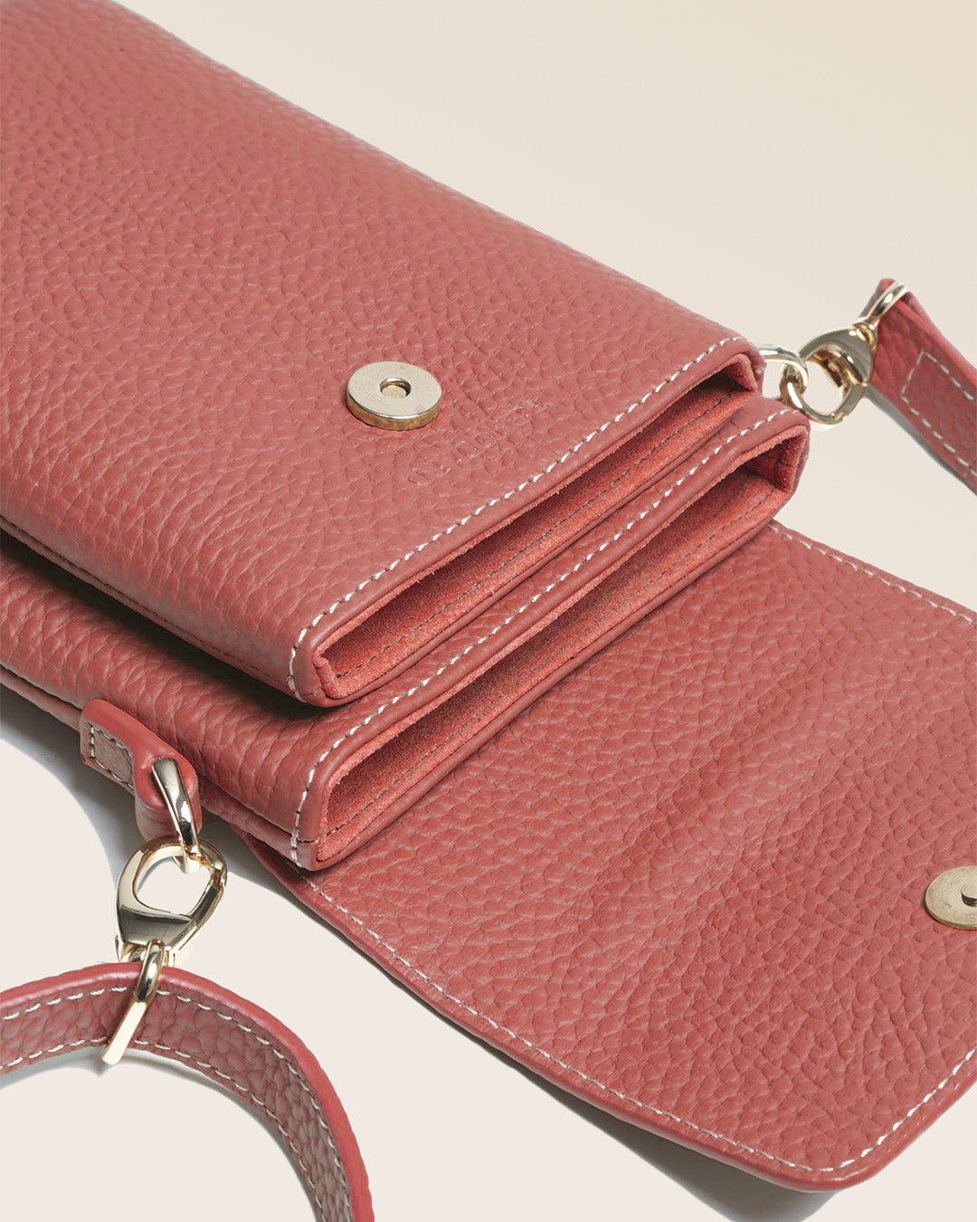 Notre sac pochette Goéland Renouard en cuir façon vigogne terracotta, vue du dessus en studio.