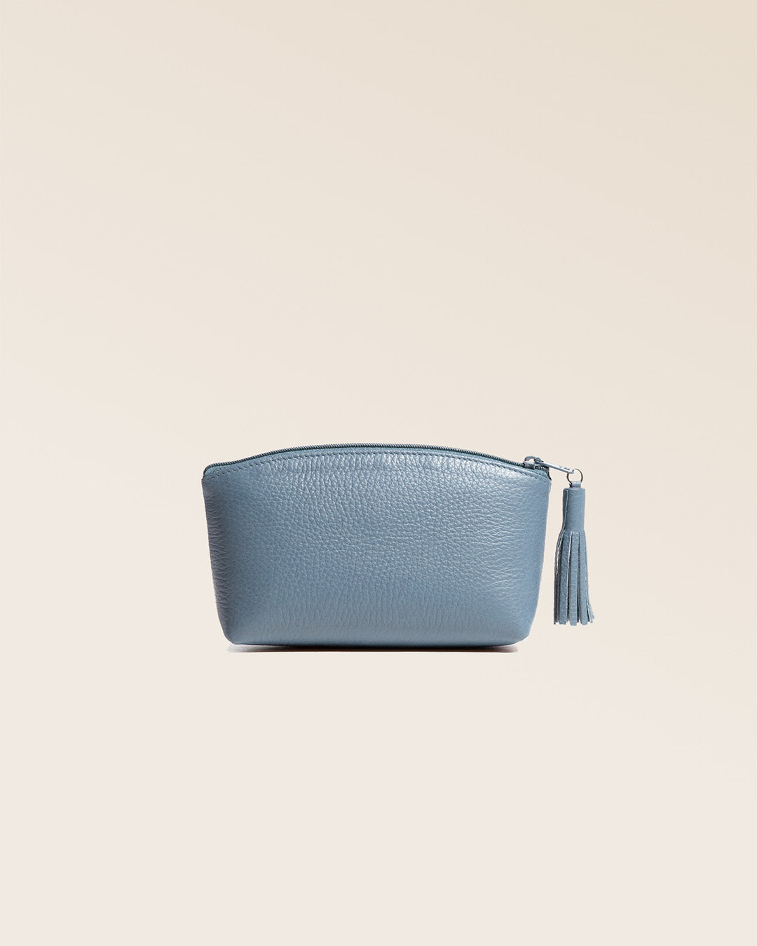 Notre trousse Astrid Renouard en cuir façon vigogne bleu cobalt vue de dos en studio.