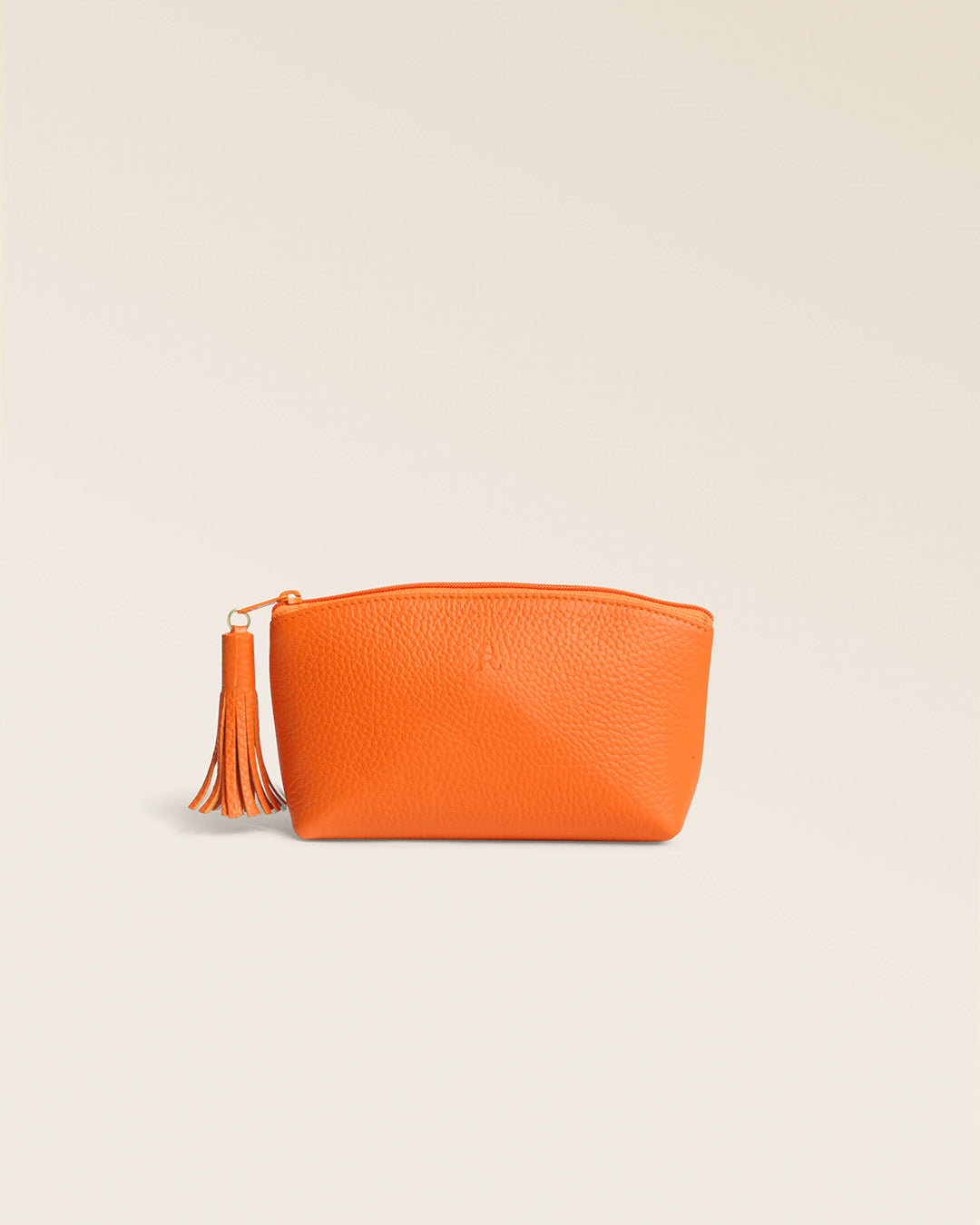 Notre trousse Astrid Renouard en cuir façon vigogne orange, vue de face en studio.