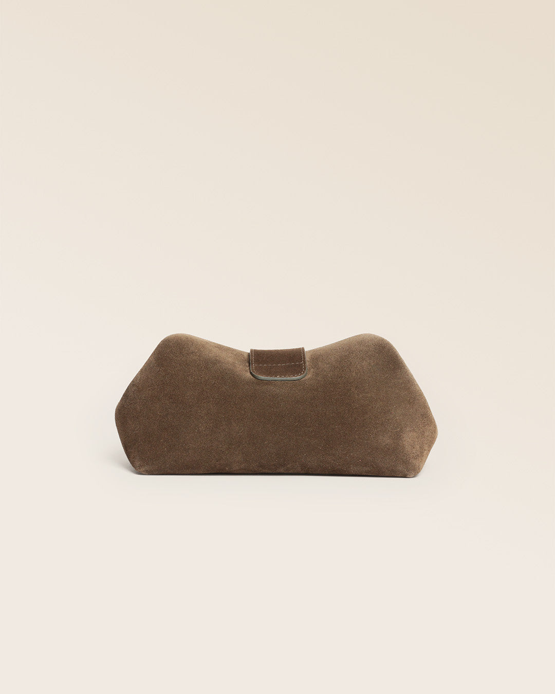 Notre trousse Vecchio en cuir veau velours truffe vu de dos en studio.