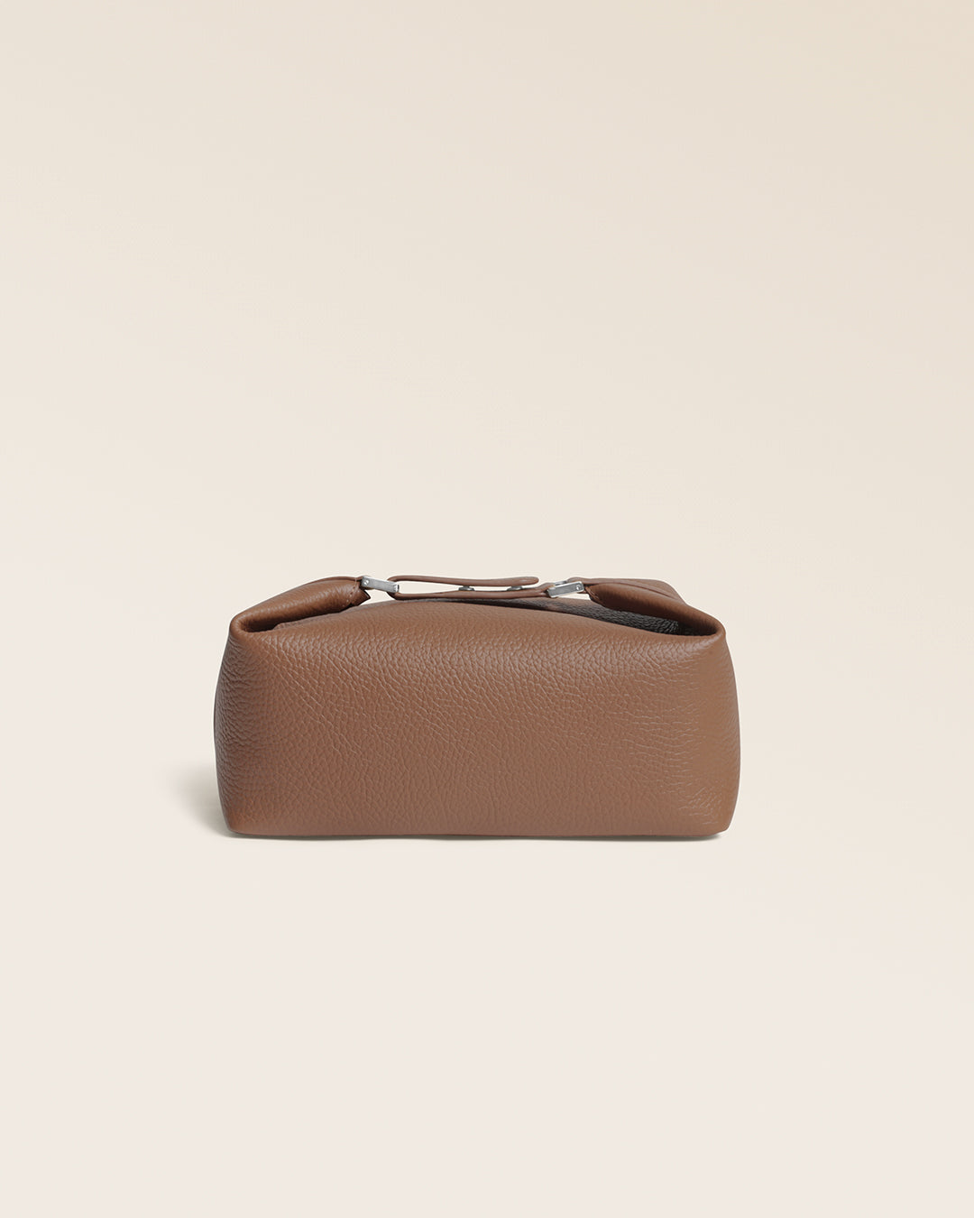 Notre trousse de voyage Renouard en cuir façon vigogne fauve, vue de face en studio.