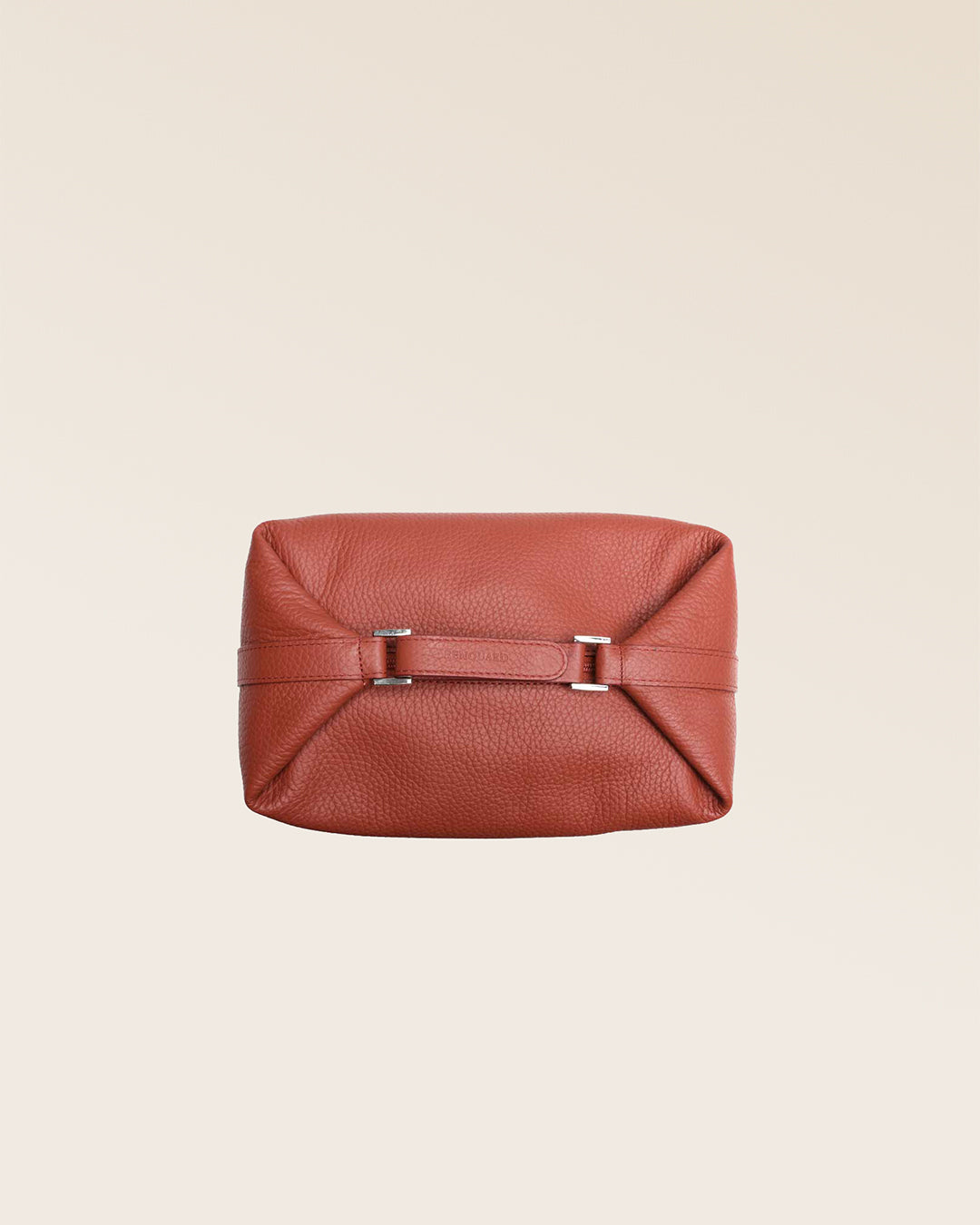 Notre trousse de voyage Renouard en cuir façon vigogne terracotta vue du dessus en studio.