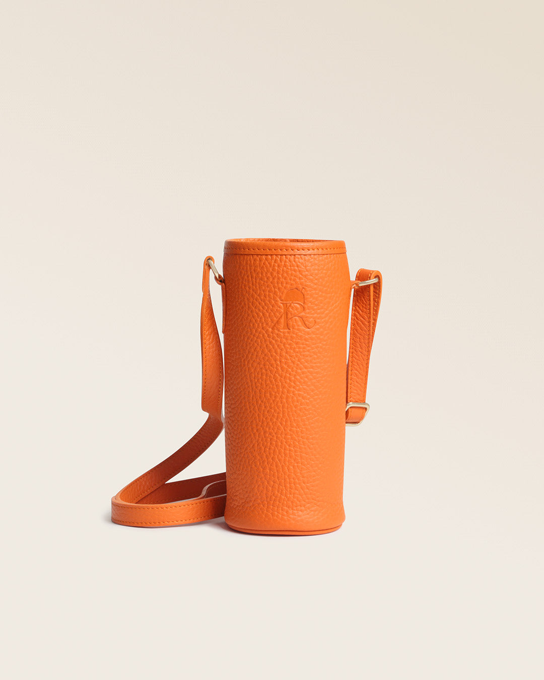 Notre étui pour bouteille d'eau ou gourde en cuir façon vigogne orange, vu de face en studio