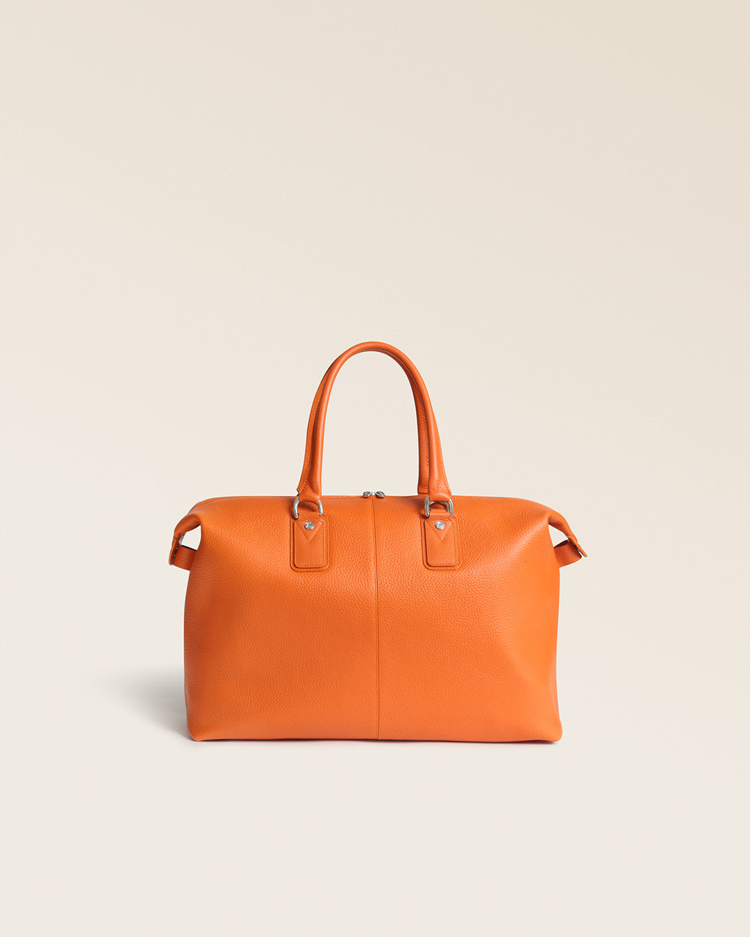 Notre sac Escapade Renouard dans sa version petit modèle, en cuir façon vigogne orange, vu de dos en studio.