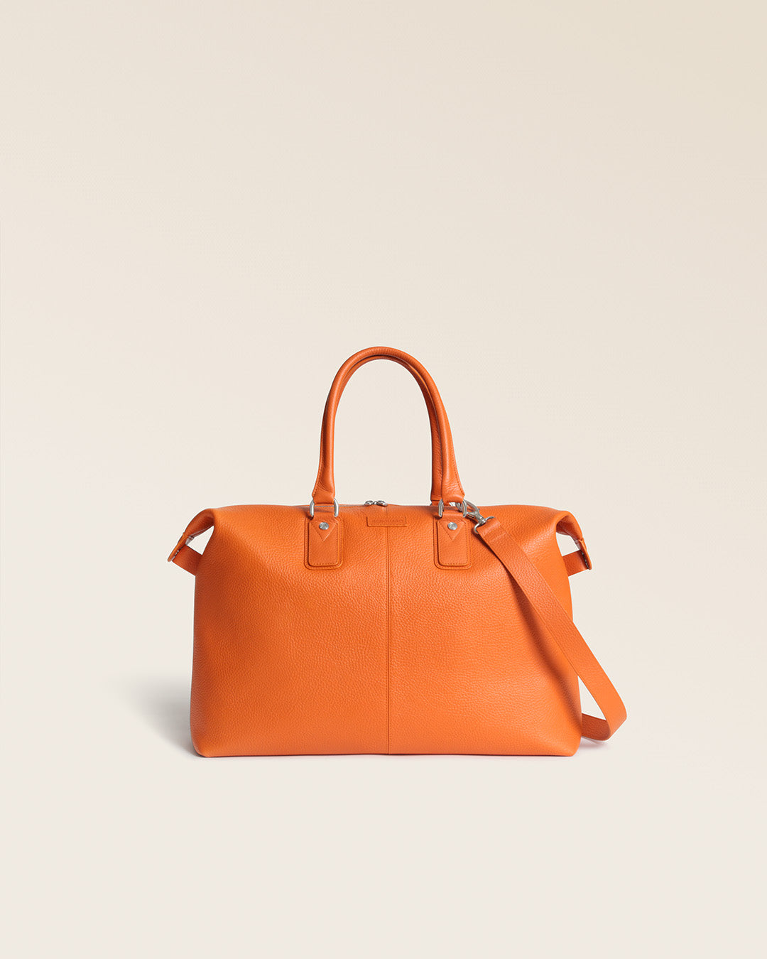 Notre sac Escapade Renouard dans sa version petit modèle, en cuir façon vigogne orange, vu de face en studio.