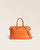 Notre sac Escapade Renouard dans sa version petit modèle, en cuir façon vigogne orange, vu de face en studio.