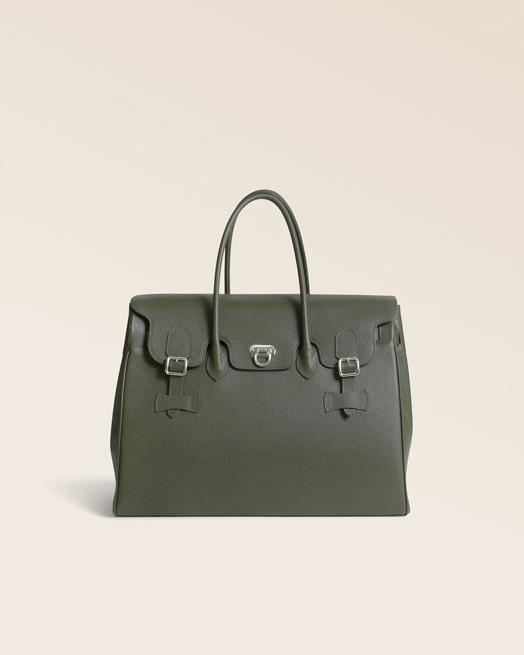 Notre sac Grandes Vacances Renouard en cuir façon vigogne kaki, vu de face en studio.